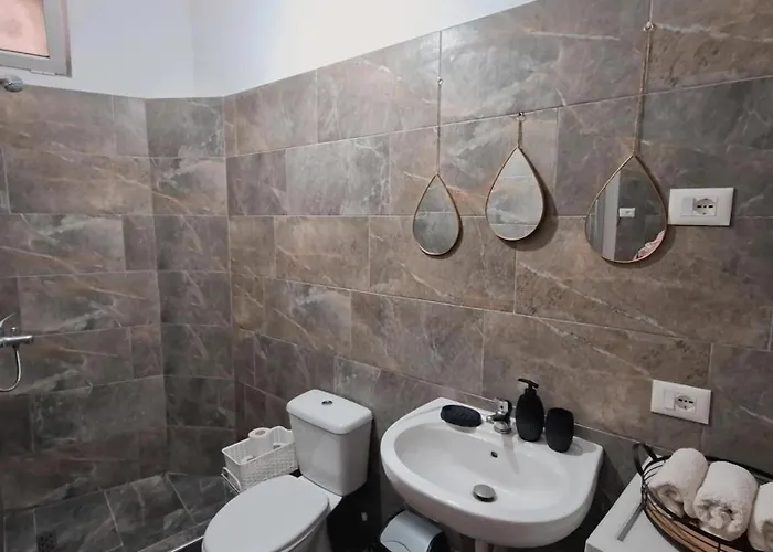 Center בית הארחה טיראנה